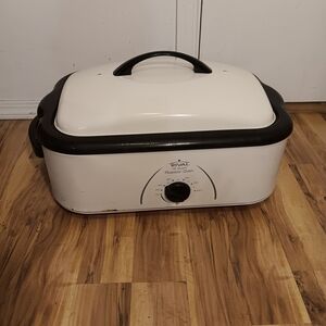 RIVAL 16 QUART ROASTER OVEN W/BUFFET SERVER  MODEL RO161 Good Condition.
